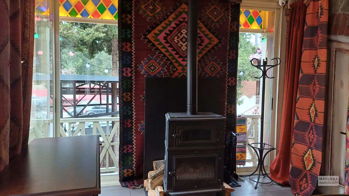 печка с дровами в ресторане Georgian House