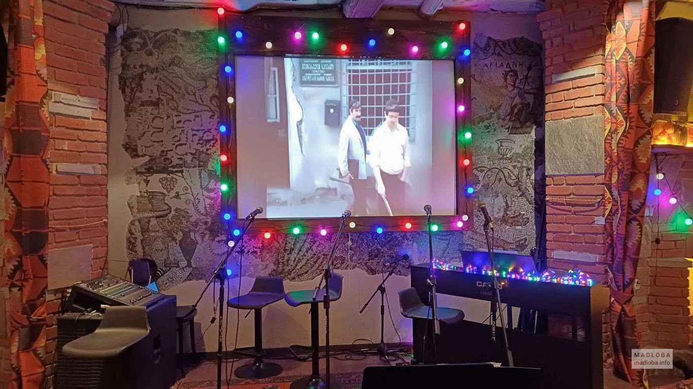 сцена для выступлений в ресторане Грузинский дом