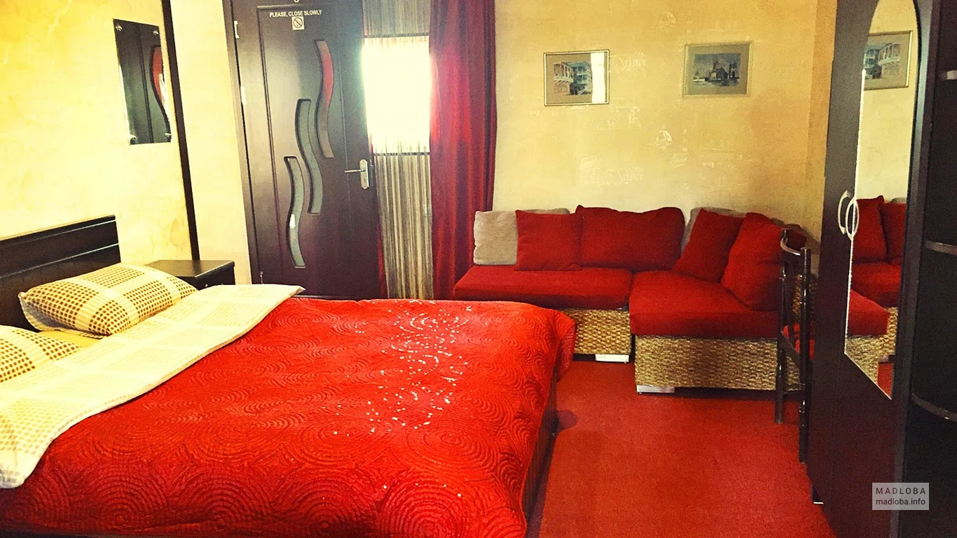 Кровать в номере гостевого дома Формула-1