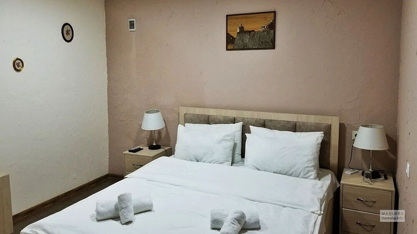 Кровать в номере гостевого дома Zemeli