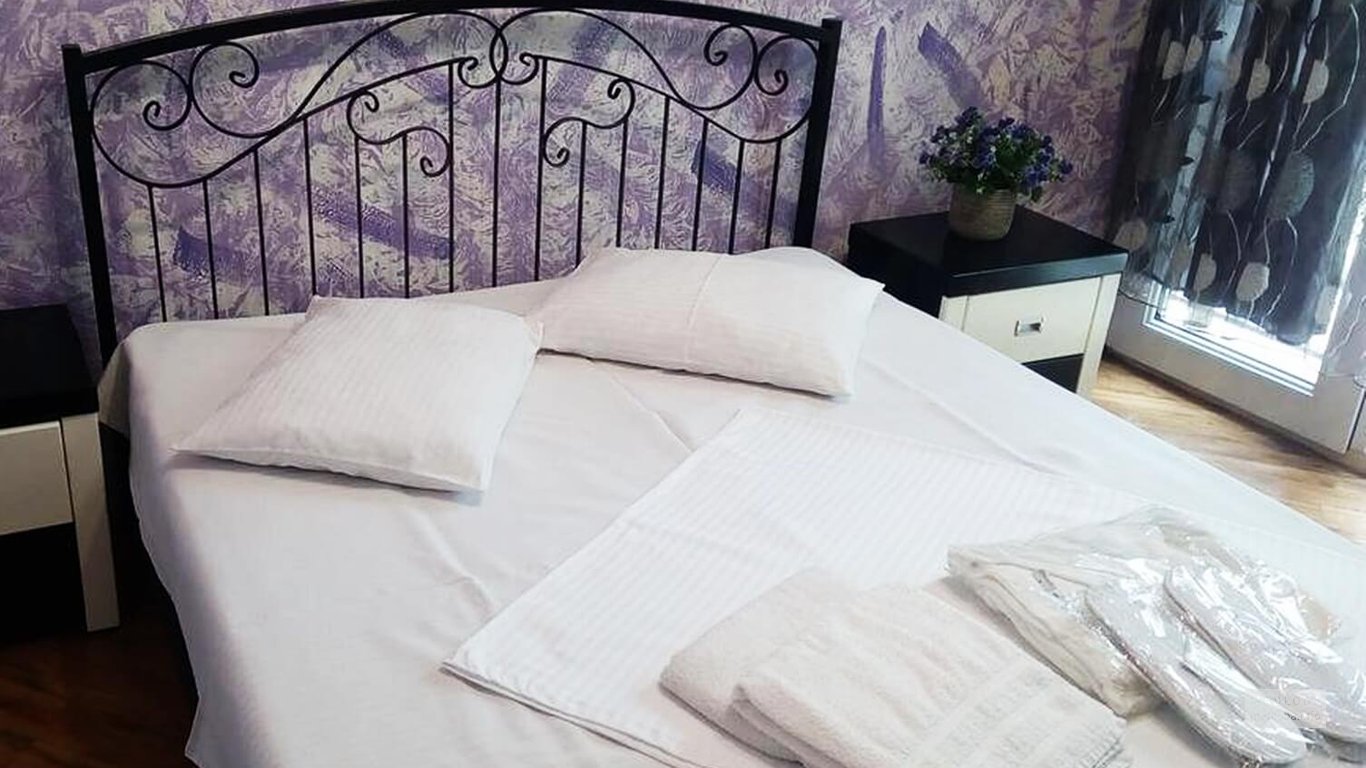 Двуспальная кровать в номере гостевого дома Исани