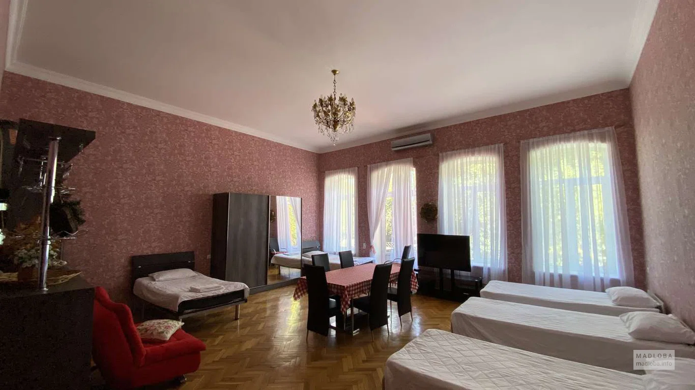 Общая комната с кроватями в хостеле Guest House Eli