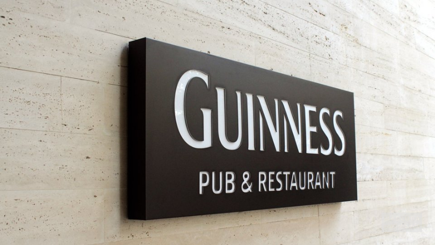 Вывеска Guinness Pub & Restaurant
