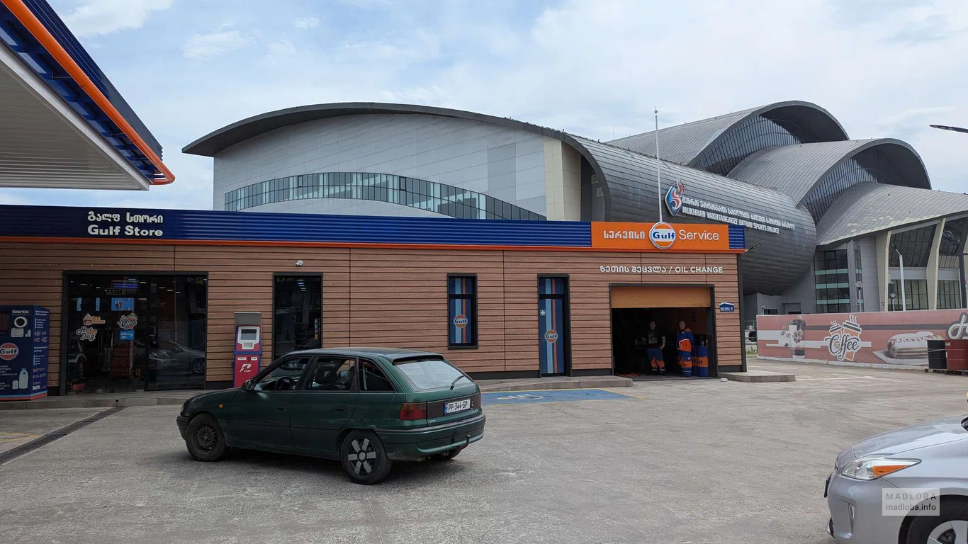 Магазин около заправки Gulf на Абашидзе в Батуми