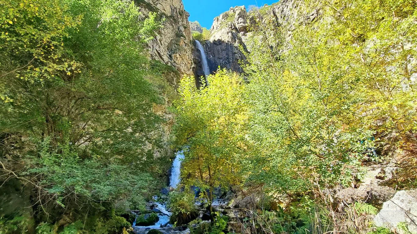 Панорамный вид на Гвелетcкий Водопад