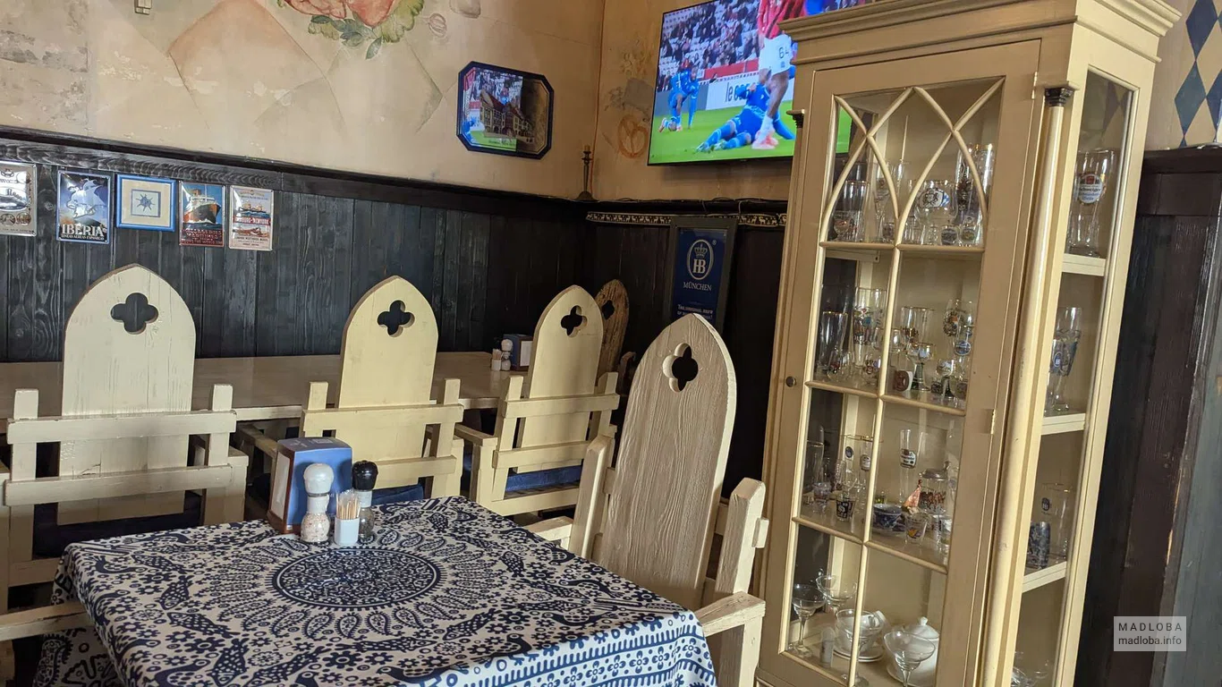 столики в ресторане HB Batumi