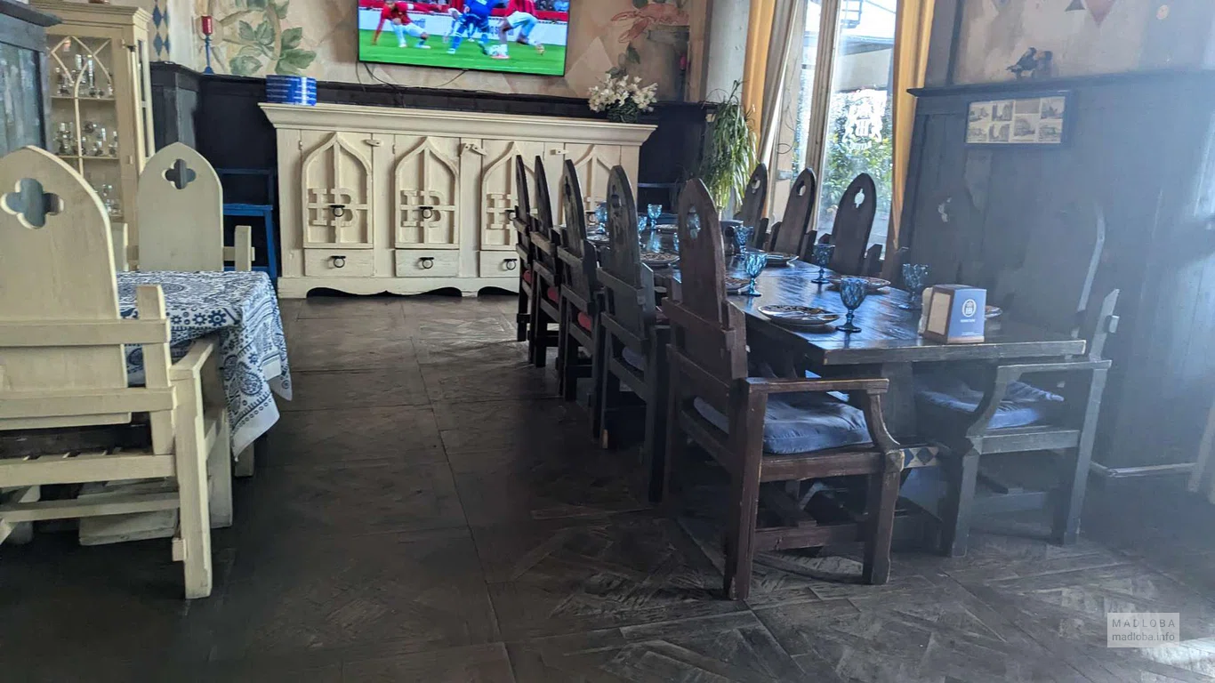 столы в ресторане HB Batumi