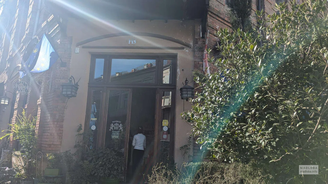 Вход в ресторан HB Batumi в Батуми
