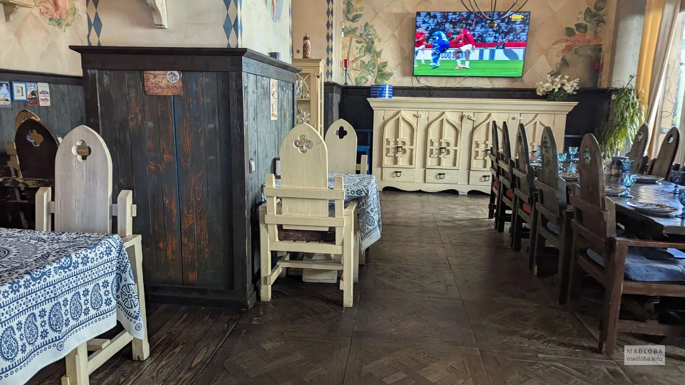 футбол по телевизору в ресторане HB Batumi