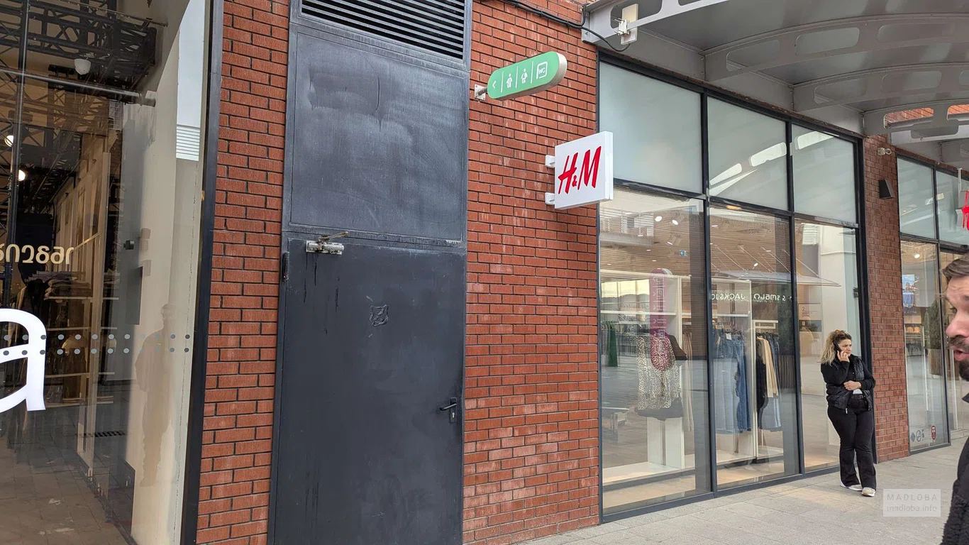 Магазин одежды и аксессуаров H&M в ТЦ East Point