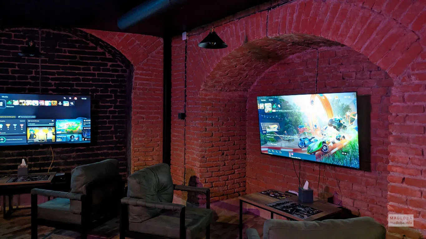 Игровая зона с телевизорами в кальянной HOOKAH FRIENDS