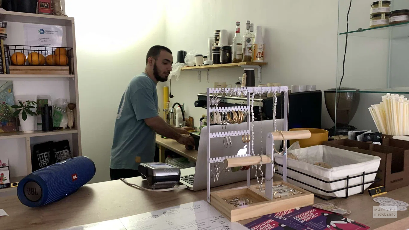 Бариста в кофейне HALISI coffee