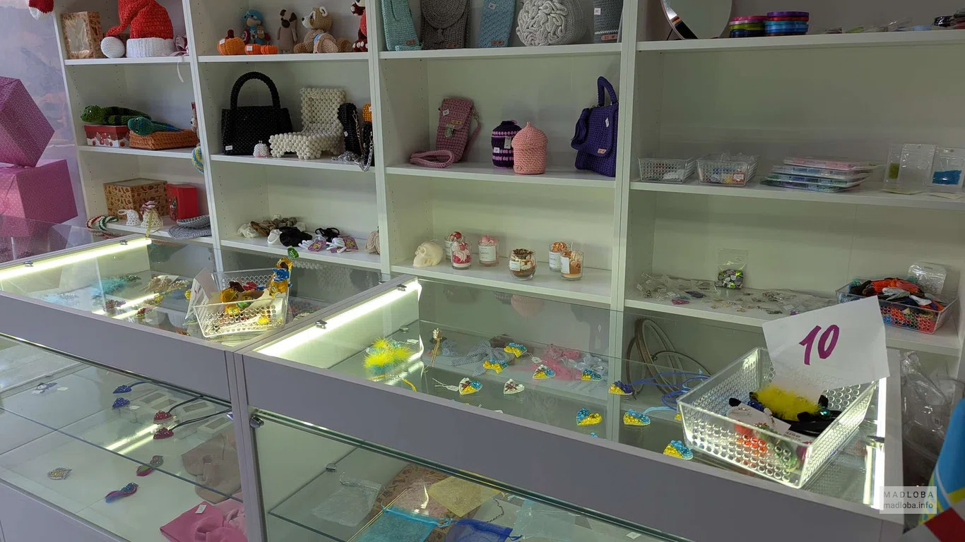 витрина с товаров в магазине Handmade на Грибоедова 43 Батуми