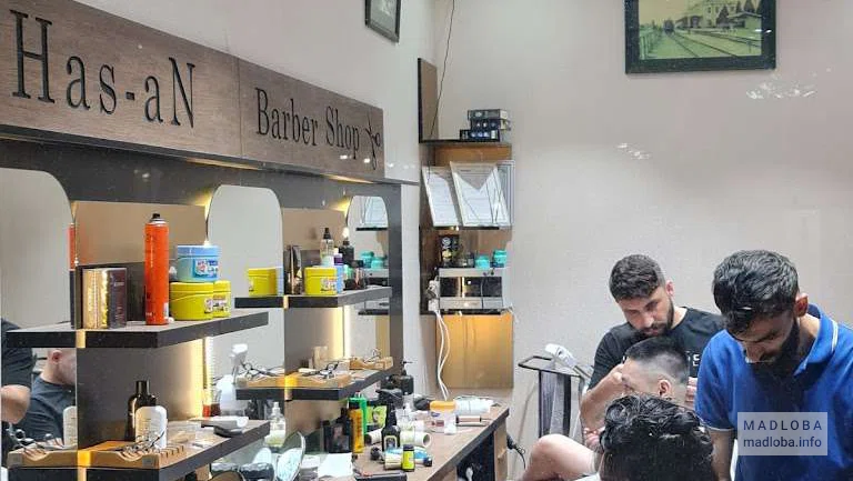 Рабочая атмосфера в салоне "Has-an barber shop"