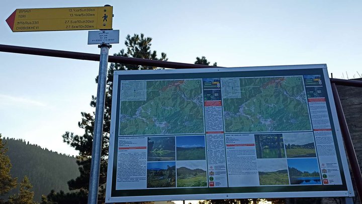 Sign and map "Hiking trails in Tori and Chobishevi"