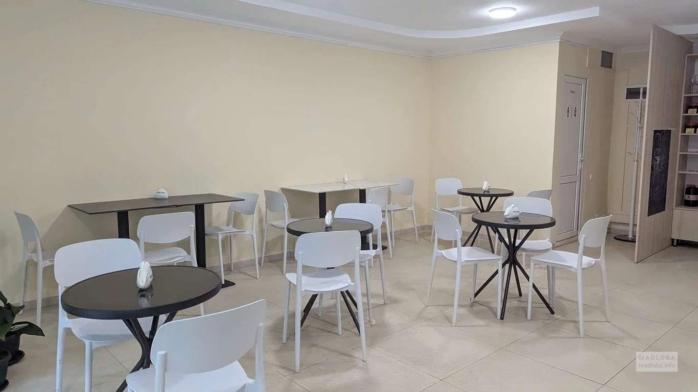 Столики в кафе -пекарне Home Bakery