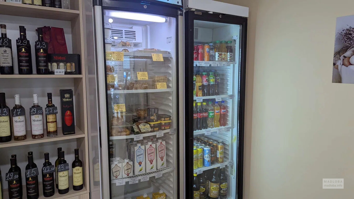 Напитки в холодильнике в Home Bakery