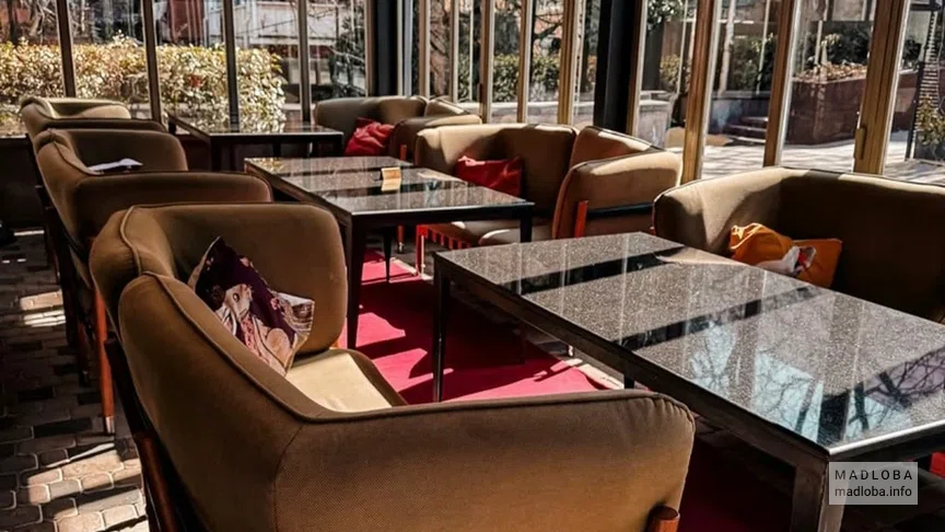 Столики и диваны в кальянной Hookah Place Griboedov