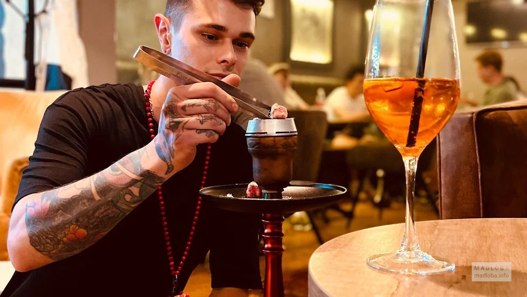 Кальянщик меняет угли в Hookah Place na Shota Rustaveli