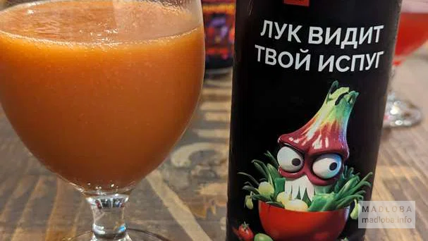 Напиток в баре HopHut Craft Beer Bar