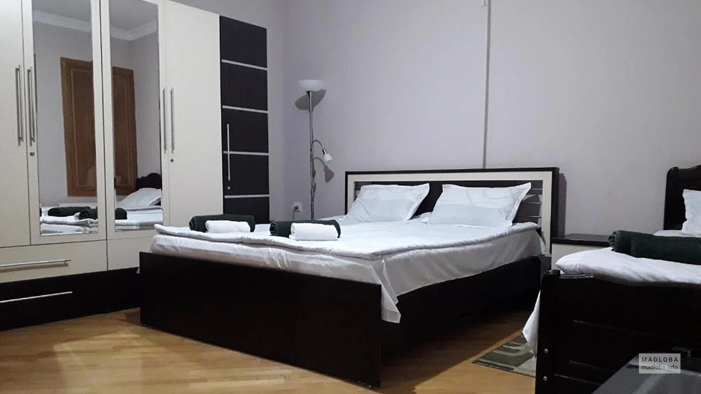 Кровать в номере хостела Зейнаби