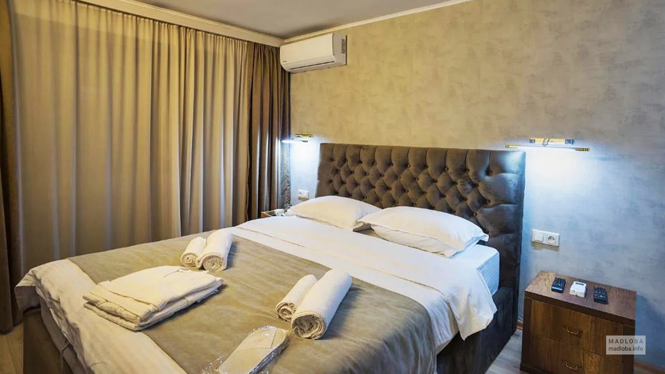Hotel 9 Rooms кровать в номере