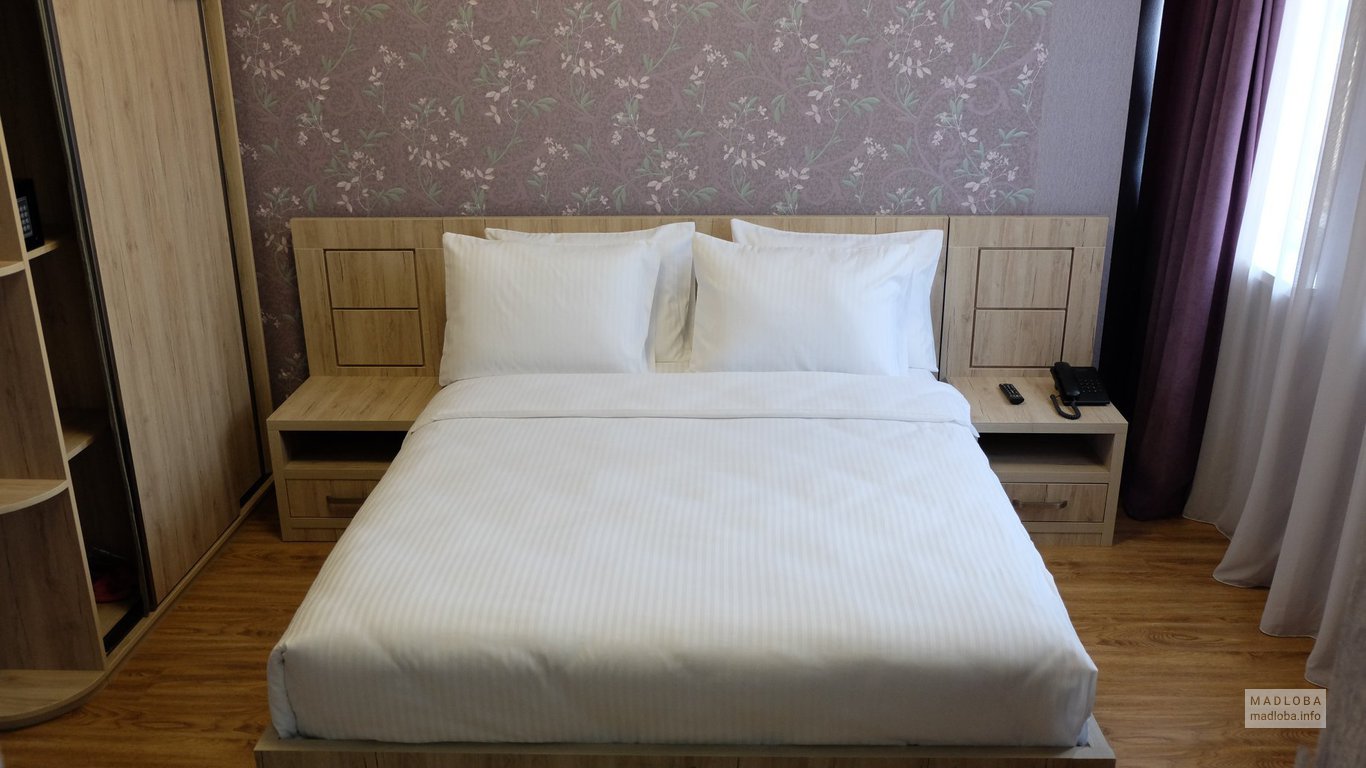 Кровать в номере отеля Atlantis