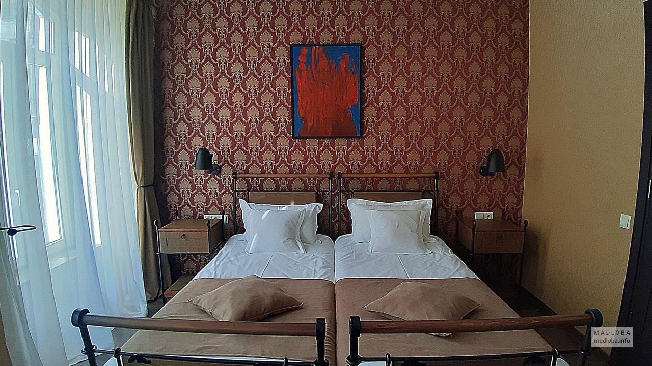 Кровать в номере отеля Brigitte в Грузии