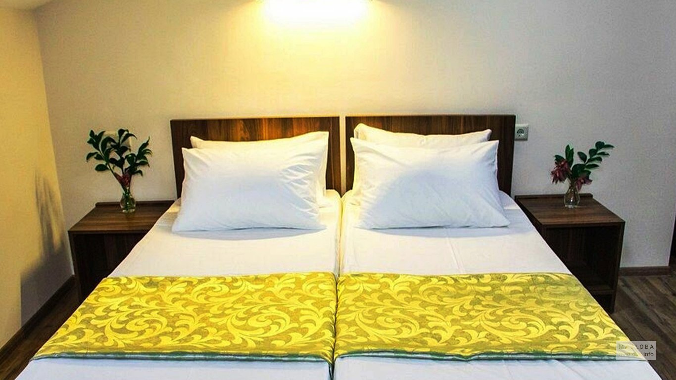 Две кровати в номере Hotel Dcorner