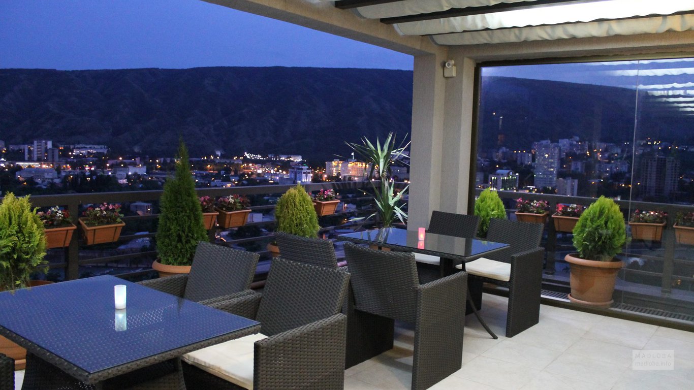 Балкон со столами для посетителей в гостинице Долабаури
