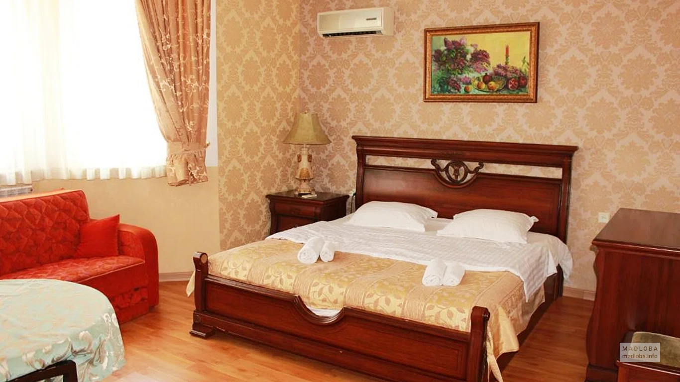 Двухспальная кровать в номере отеля
