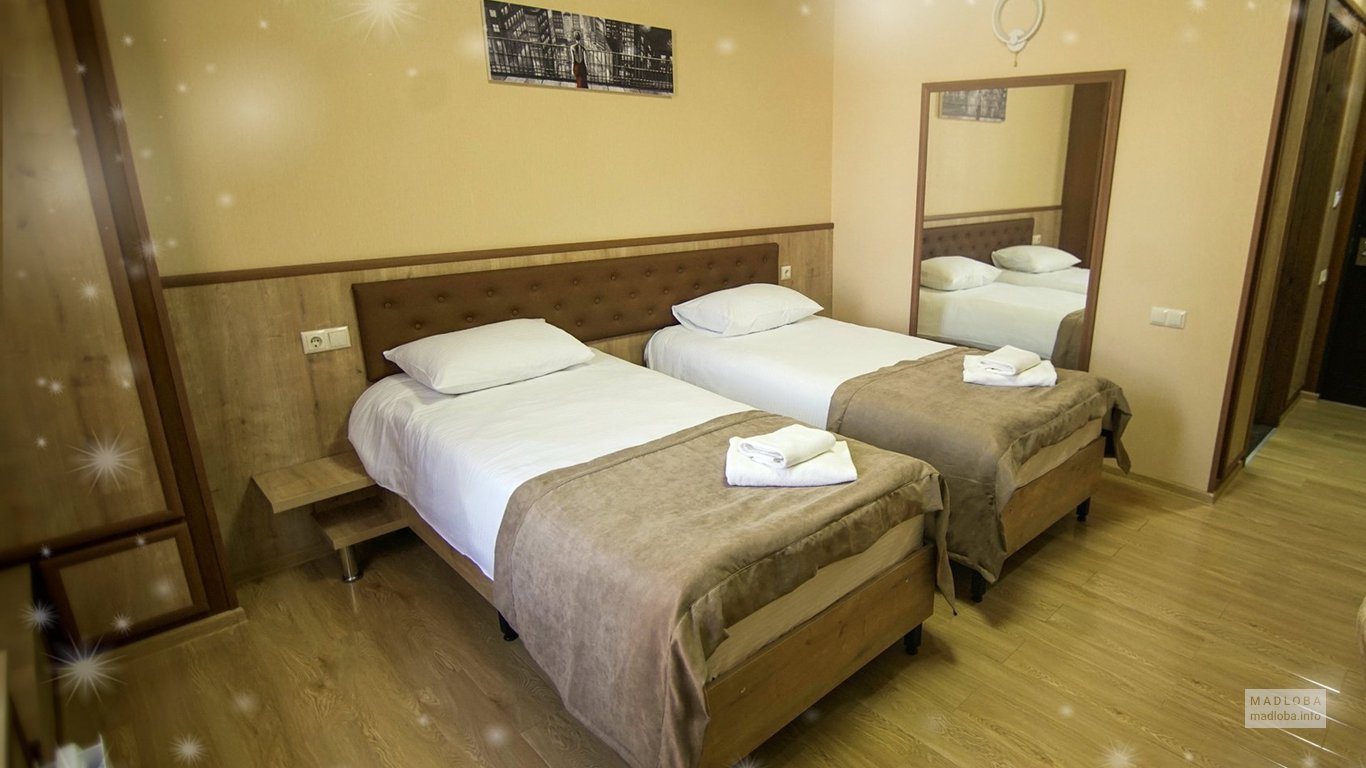 Кровать в номере гостиницы Юралиус