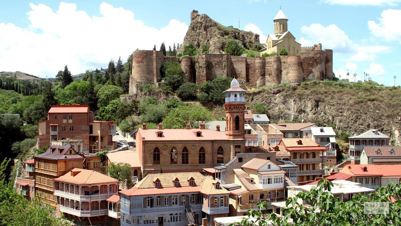 Вид на отель “Киси” в Тбилиси