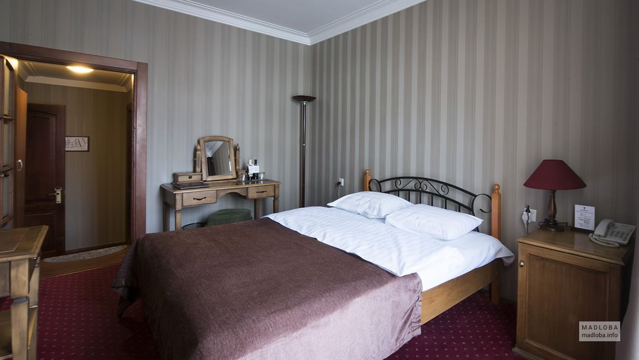 Кровать в номере отеля Копала