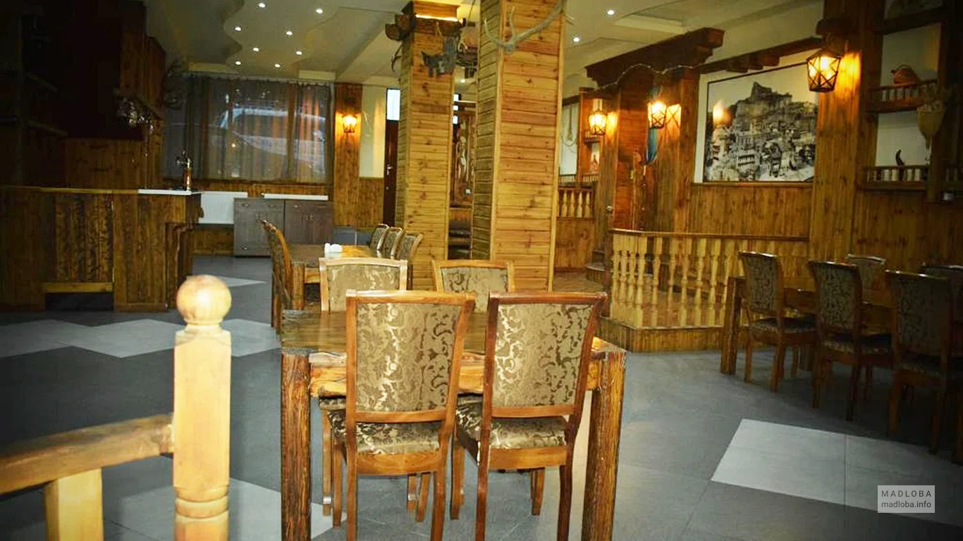 Столики в ресторане Hotel Kourosh в Грузии