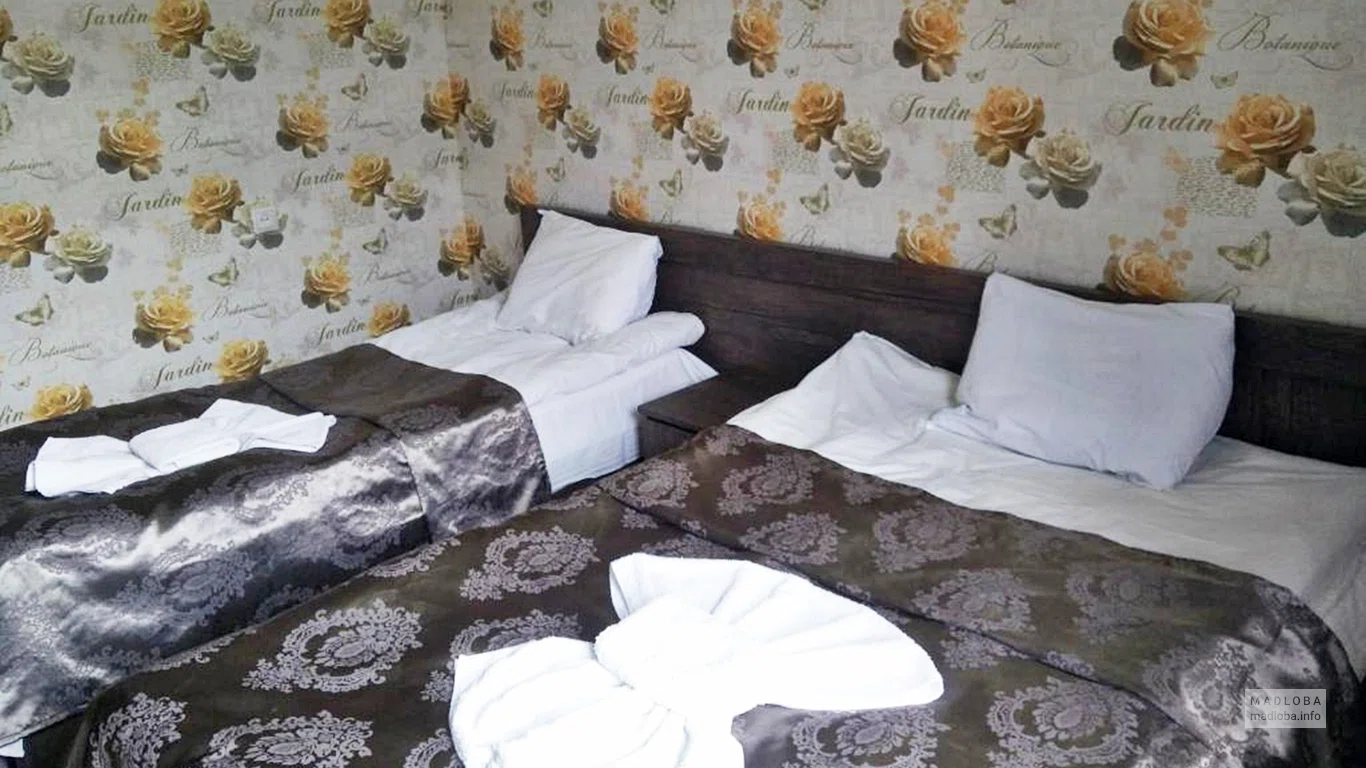 Кровати в номере Hotel Mimino в Тбилиси