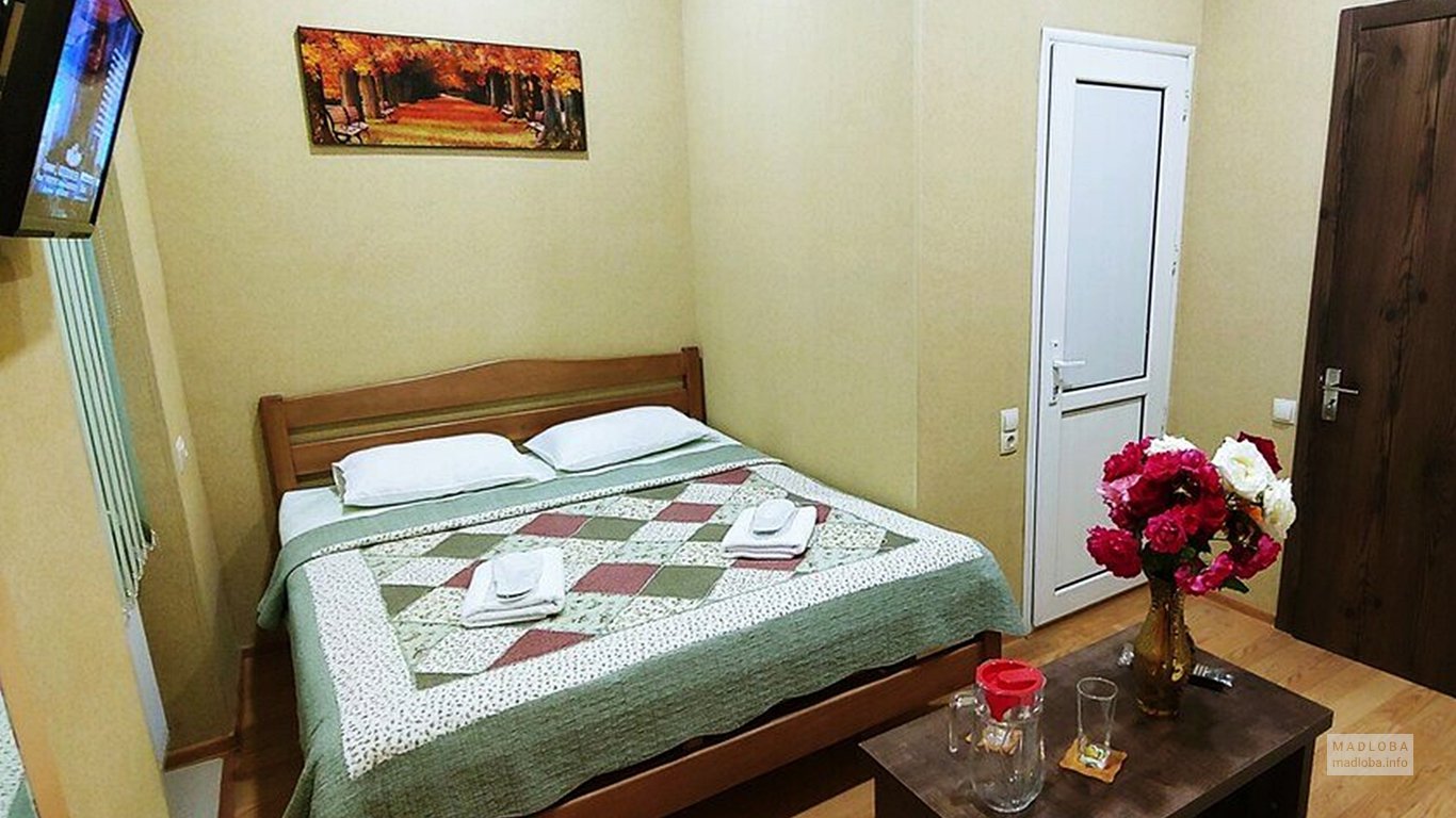 Кровать в номере отеля Номад