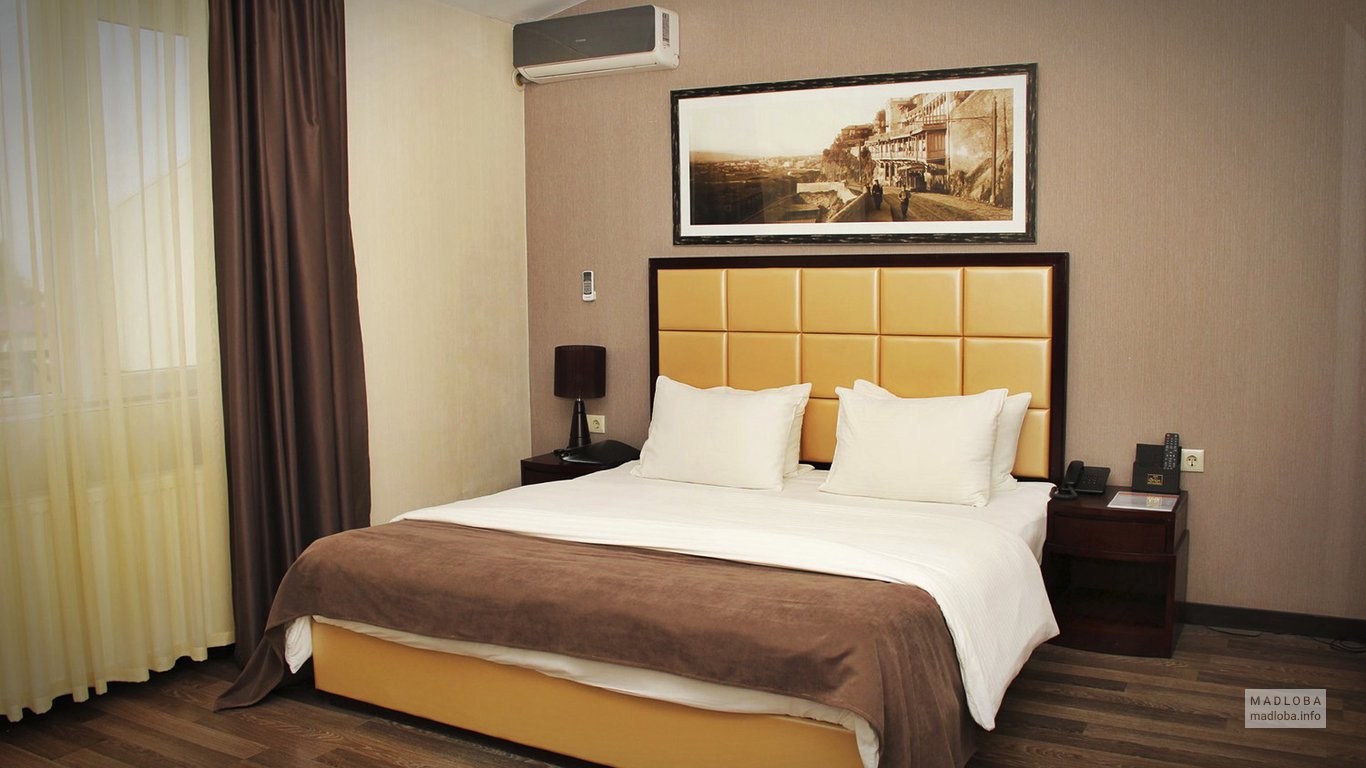Кровать в отеле "Орион" в Старом городе