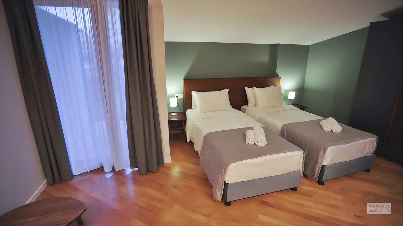 Кровать в номере гостинице Сабу