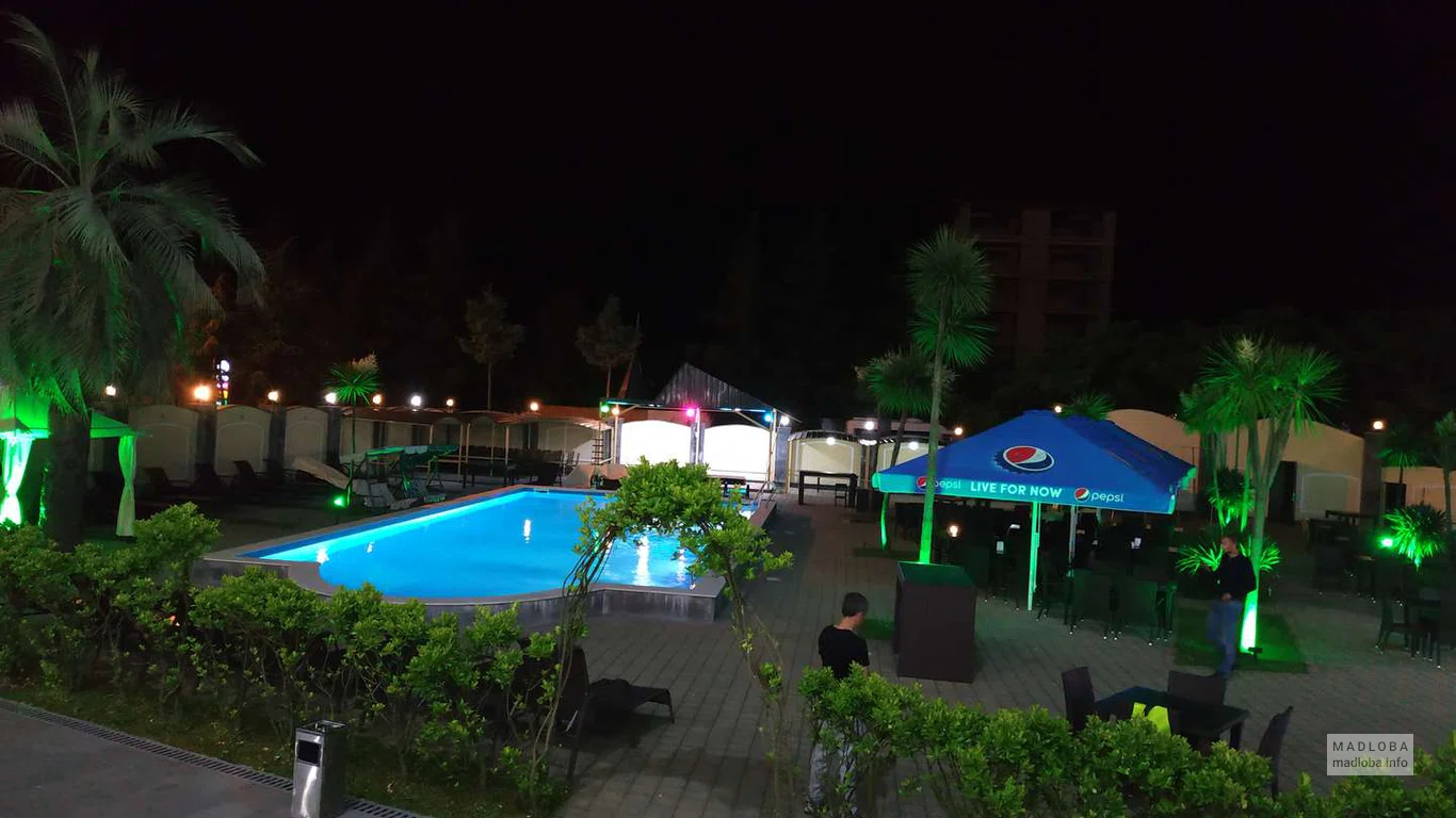 Территория отеля в ночное время