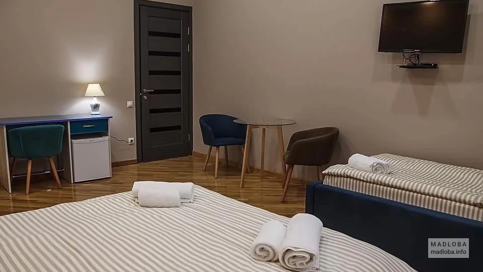 Интерьер спальни в номере отеля DanaEva