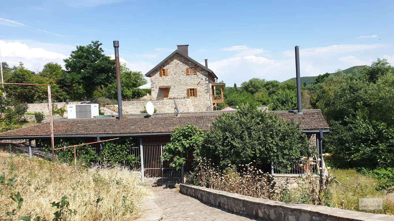 Территория в отеле Hotel Deutsche Mühle Bolnisi