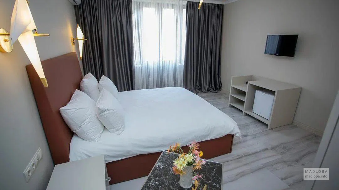 Интерьер спальни в отеле Лим