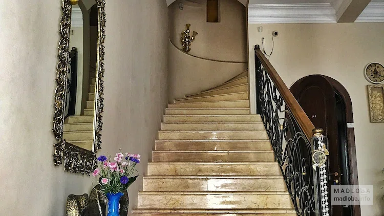 Лестница в Hotel Luxors Garden