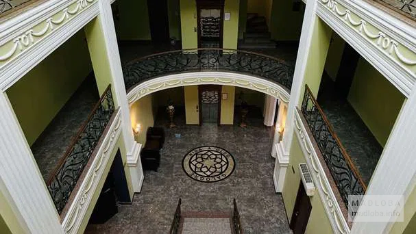 Лестница в отеле O. Galogre