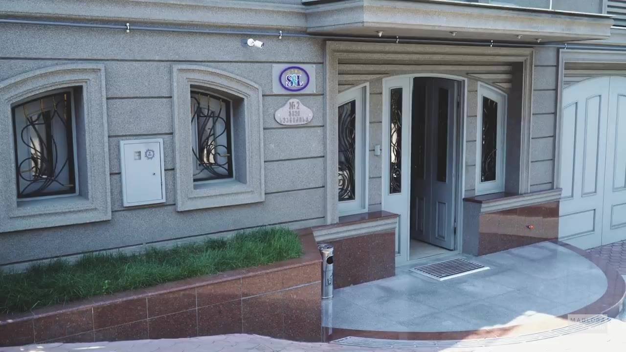 Вход в отель S&L в Тбилиси