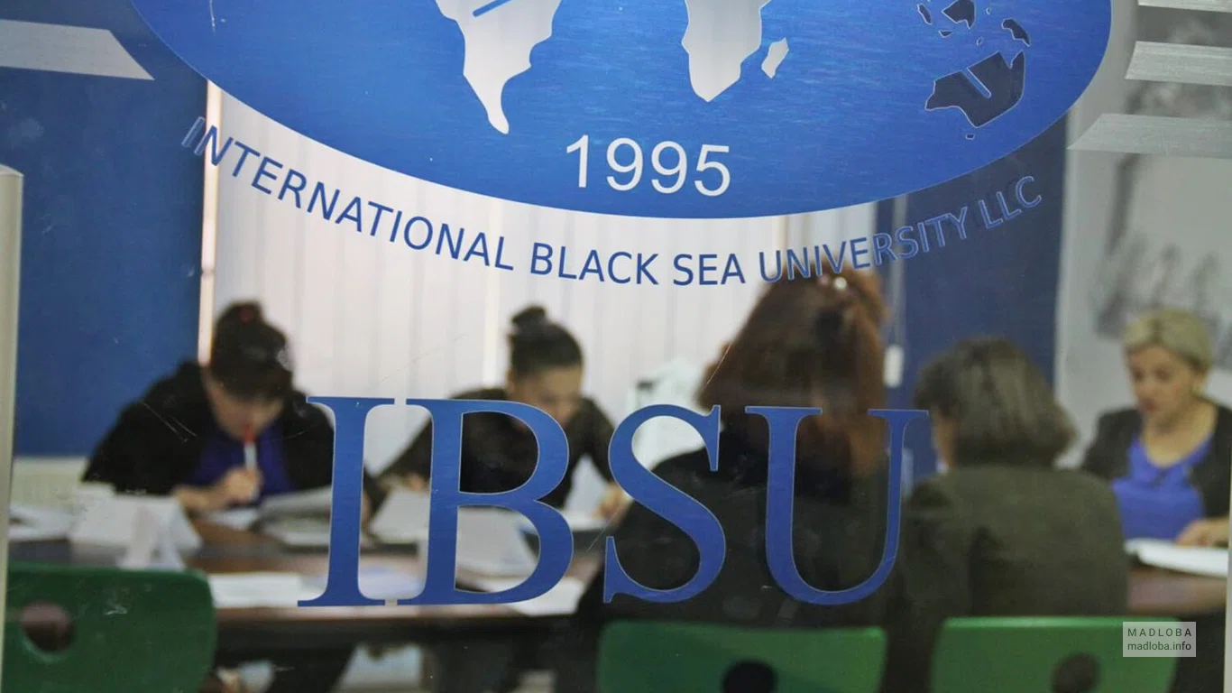Логотип учебного центра IBSU
