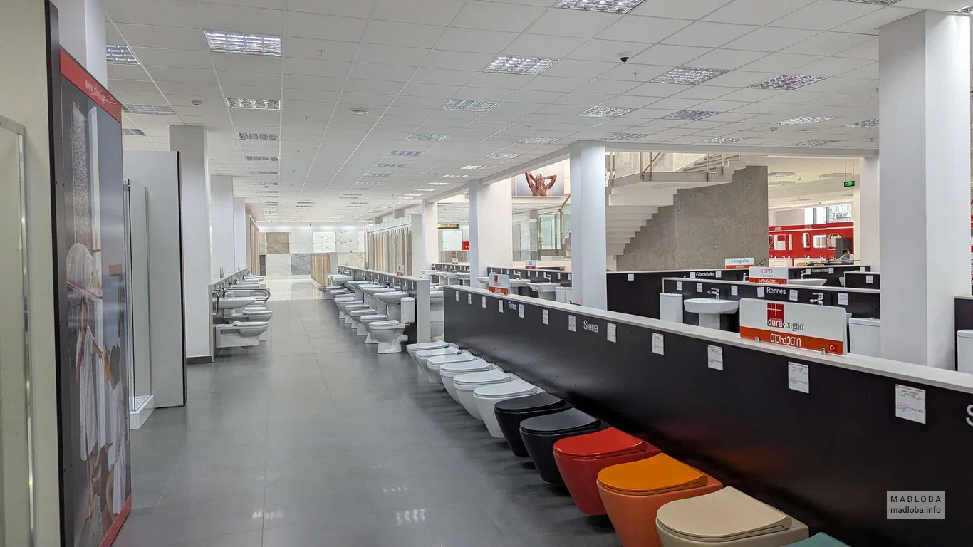Унитазы разных цветов в магазине IDEAL Trade Center Батуми