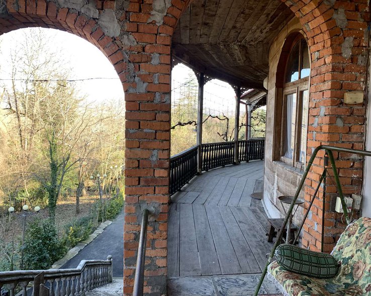 Балкон в доме-музее Отии Иоселиани