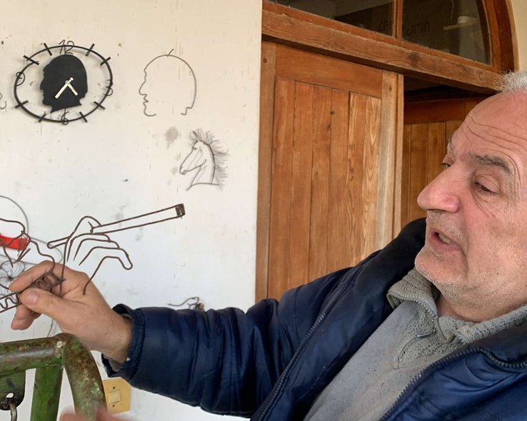 Гид в музее Отии Иоселиани